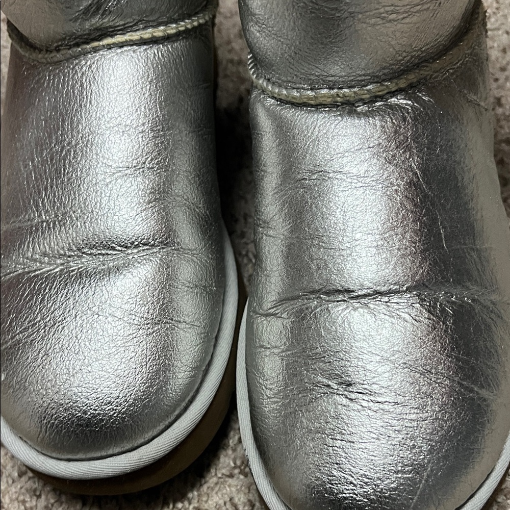 UGG Silver Ankle Boots with Cream Fur Lining I don’t have box - Picture 8 of 9